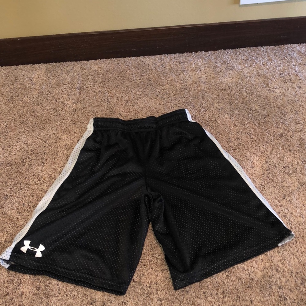 YOUTH large Under Armour Shorts